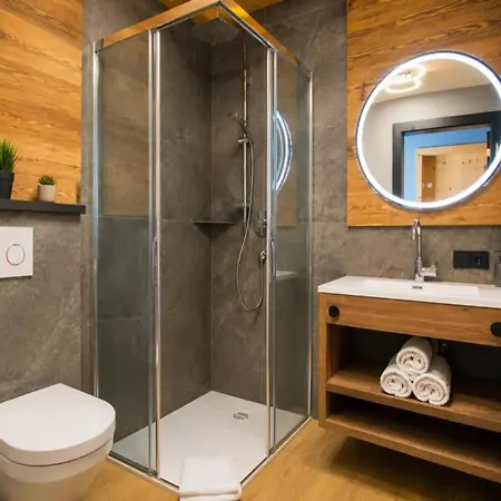 Elegant Alpine Chalet For 10 Guests Wald im Pinzgau